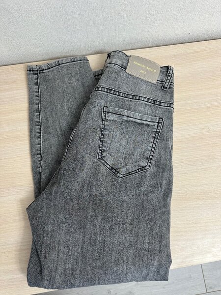 Серые джинсы