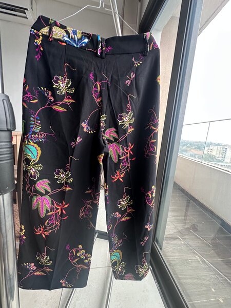 Pantalon noir à imprimé floral