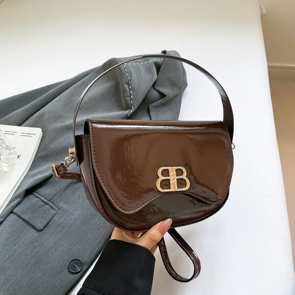 Sac bandoulière en cuir brillant