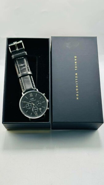 Montre élégante cuir noir