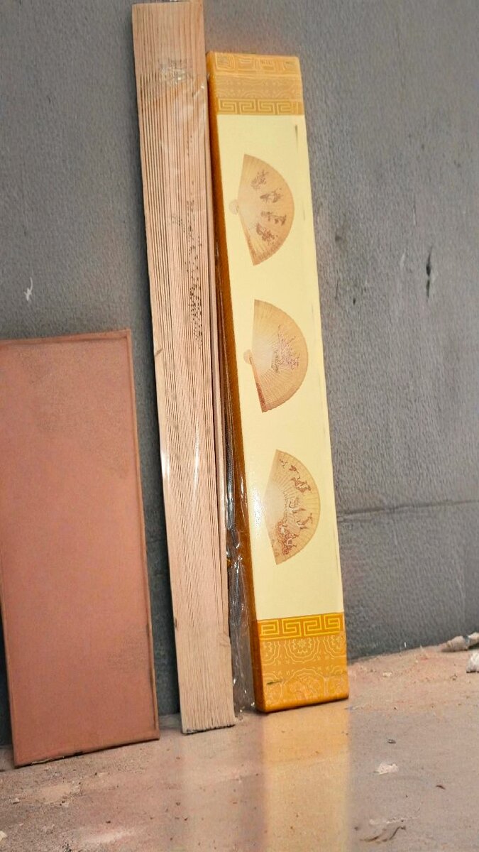 Éventail pliant en bois élégant