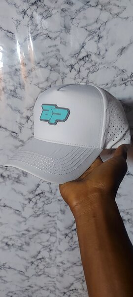 Casquette blanche perforée