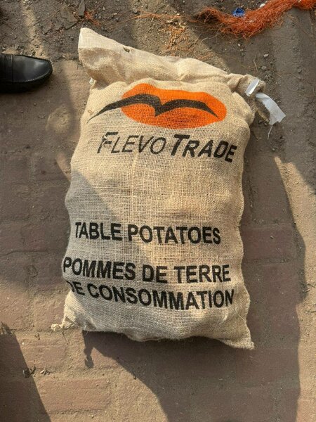 Pommes de terre fraîches en sac