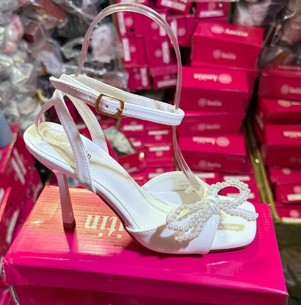 Sandales à talons blanches perlées