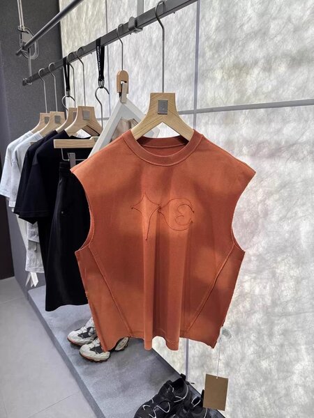 Débardeur orange sans manches