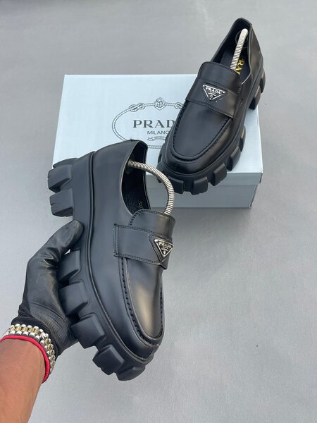 Loafers Prada en cuir noir