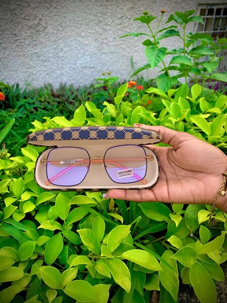 Lunette à revêtement anti-lumière, anti-réflet.