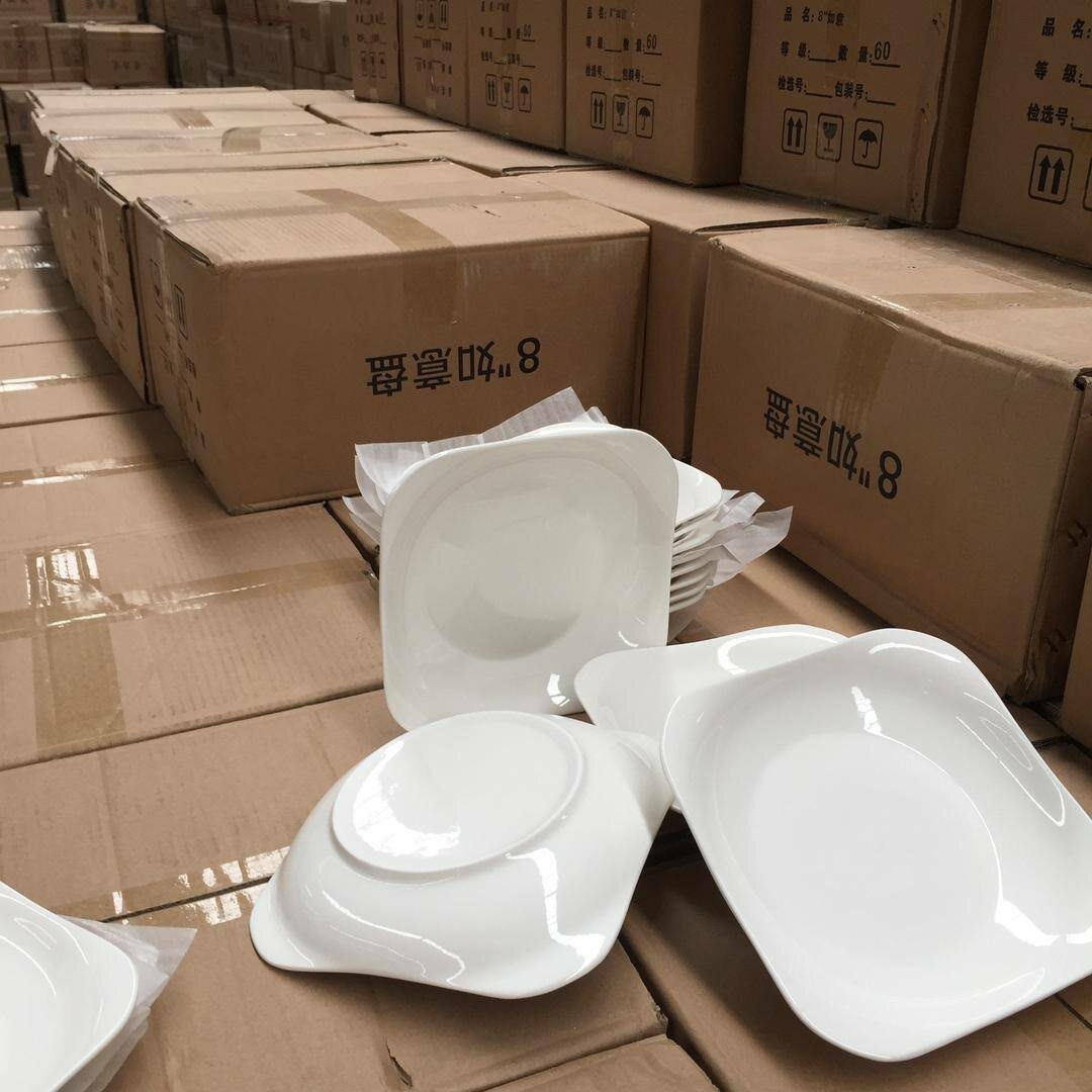 Assiettes plates en céramique blanche