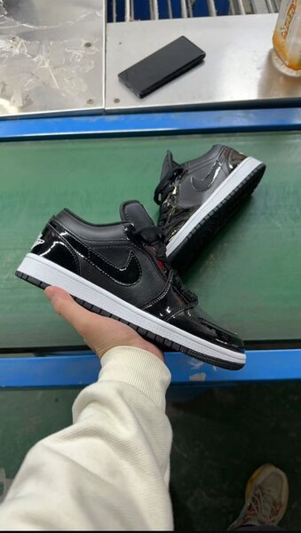 Sneakers basses en cuir brillant