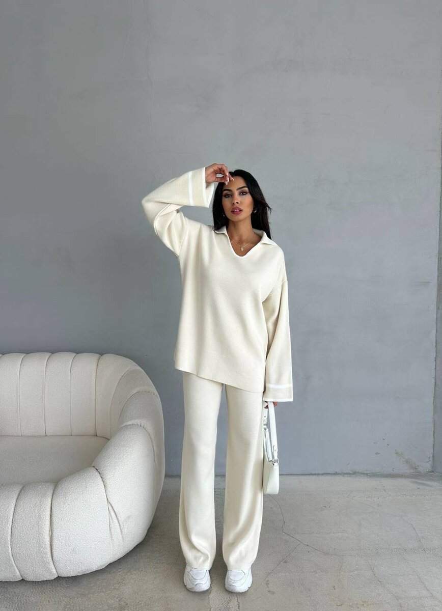 Двойка из трикотажа в белом, черном и темно-синем цвете.