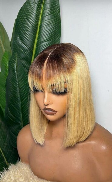 Perruque synthétique courte avec frange