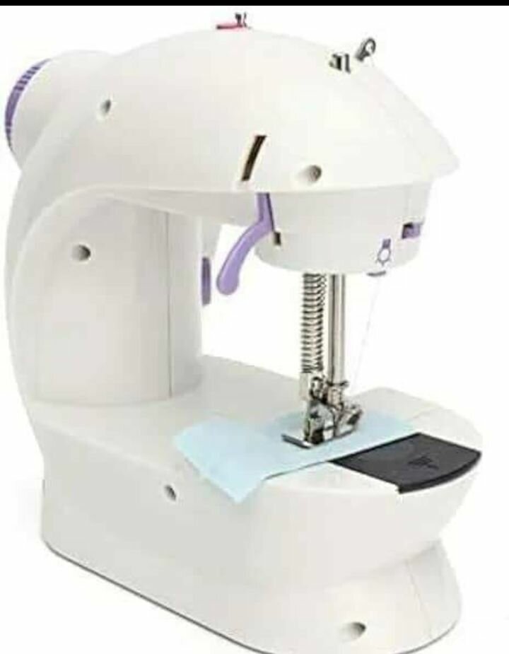 Machine à coudre compacte