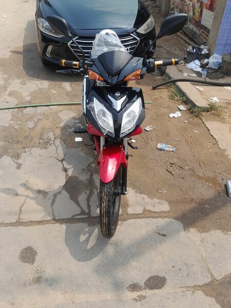 Moto Apsonic rouge et noir