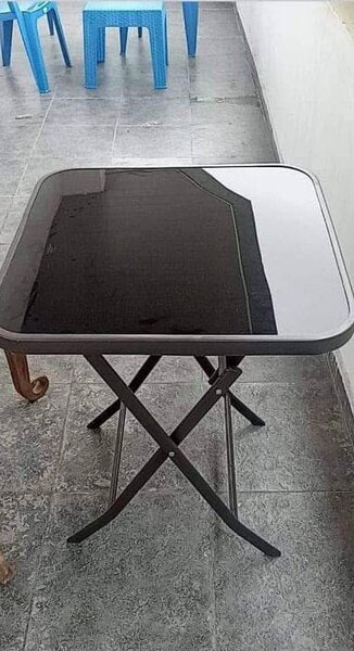 Table pliante vitrée élégante