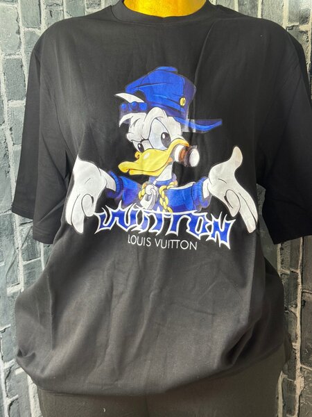 T-shirt noire avec imprimé dessin animé