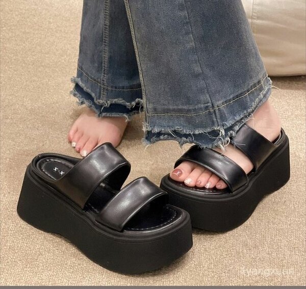 Sandales compensées en cuir noir pour femme