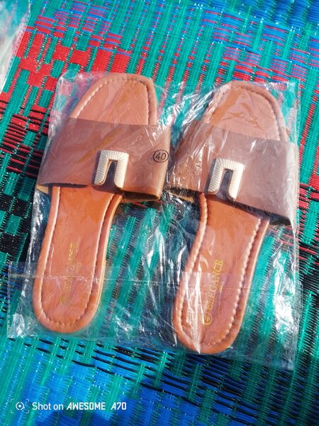 Tongs en cuir élégantes