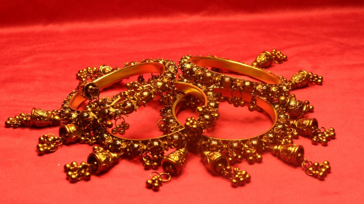 Elegant Antique Brown Pearls Design Bangles