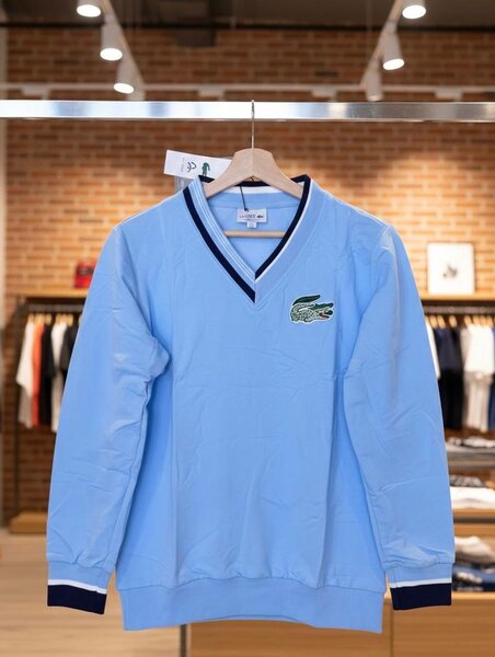 Pull homme Lacoste bleu ciel avec col V
