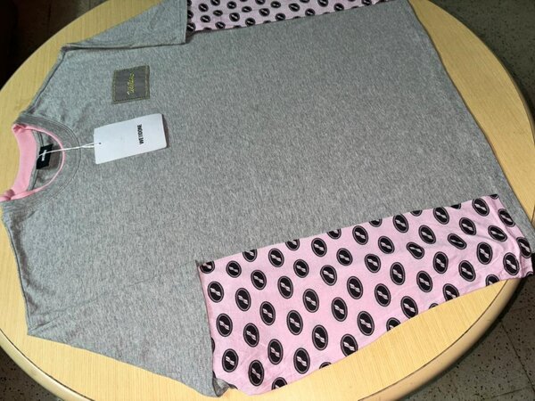 T-shirt gris à motifs