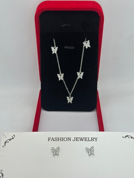 Collier et boucles papillon