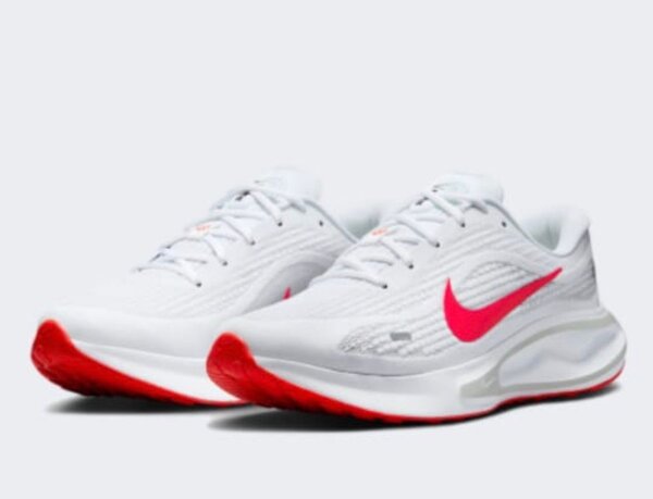 Chaussures de sport Nike blanches et rouges