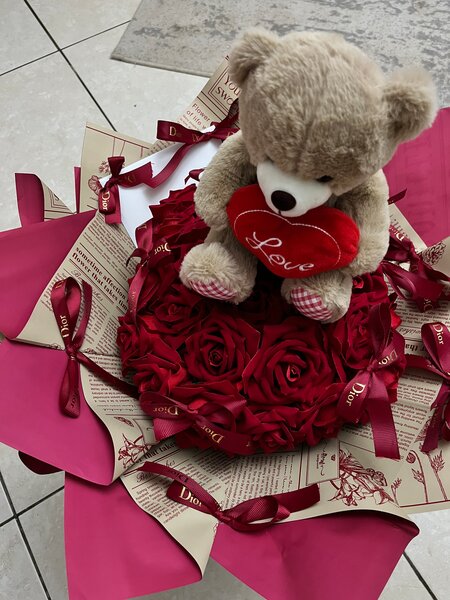 Bouquet de roses et ours en peluche