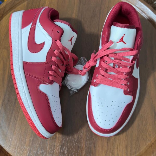 Baskets rouges et blanches tendance