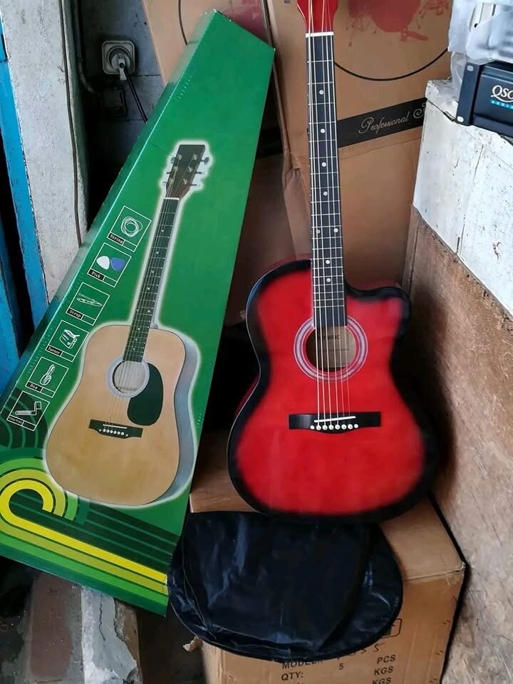 Guitare acoustique rouge