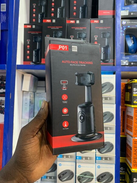 Auto face tracking holder