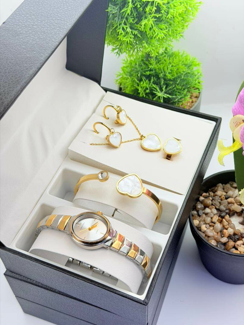 Montre et ensemble de bijoux en or