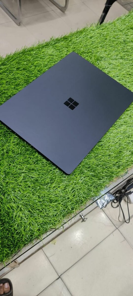 Surface laptop 3 i5 10th gen