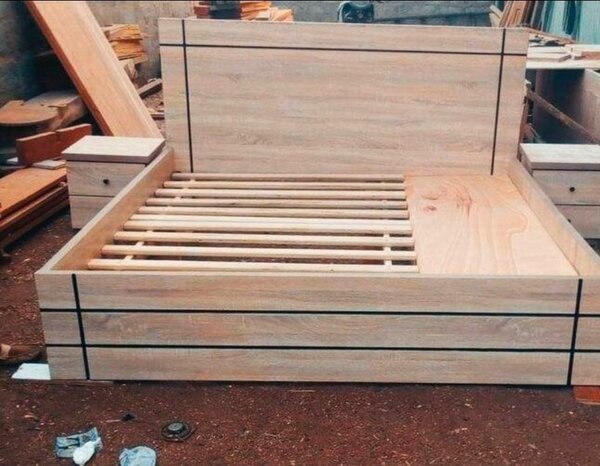 Lit en bois design pour chambre à coucher