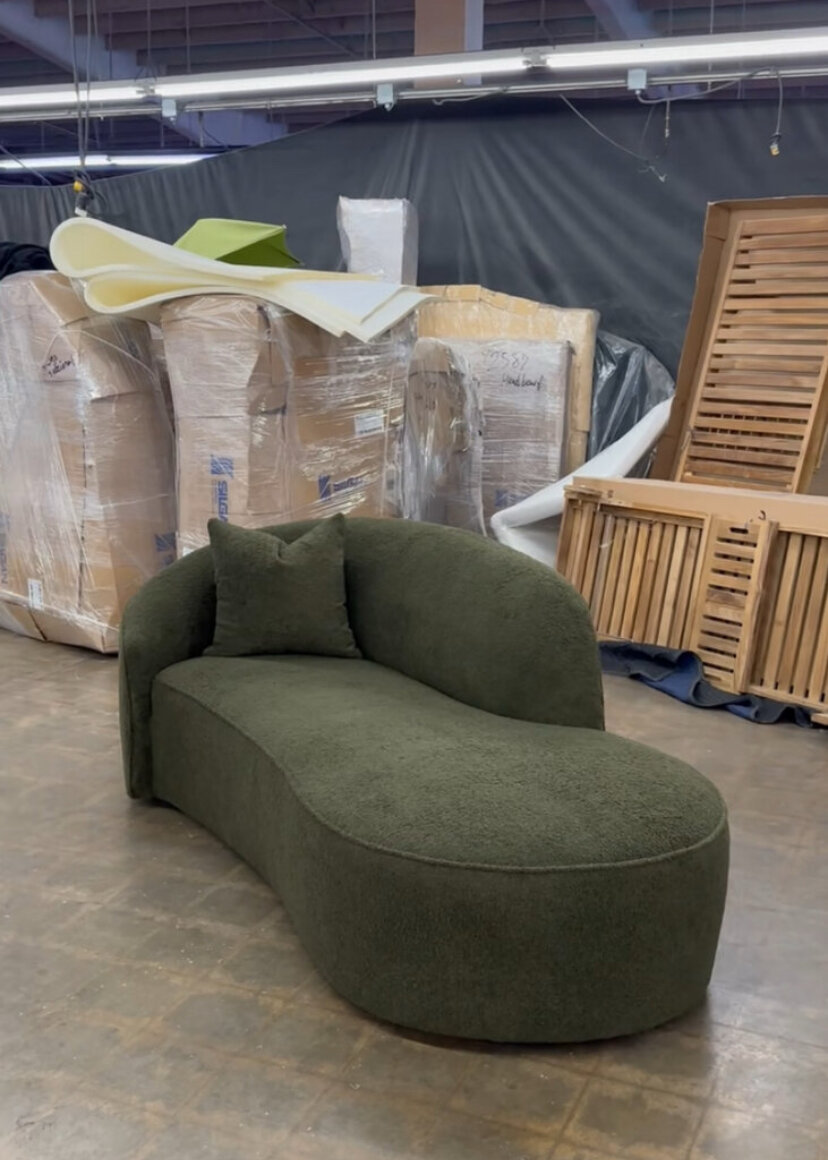 Canapé vert courbe design moderne