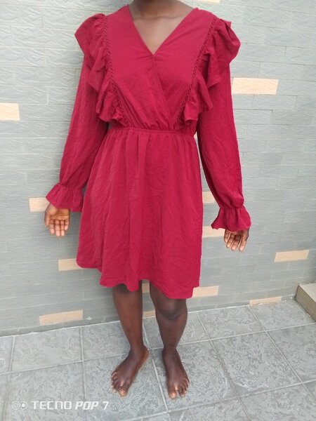 Robe rouge élégante à volants