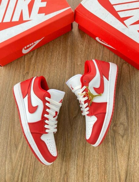 Baskets Nike rouges et blanches