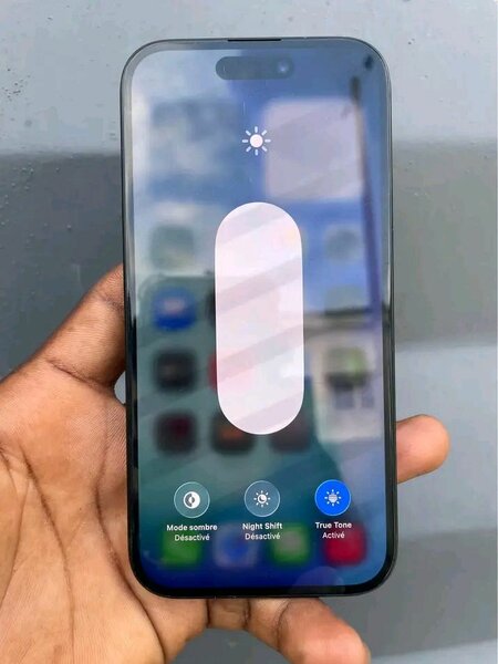 iPhone 15 simple noir