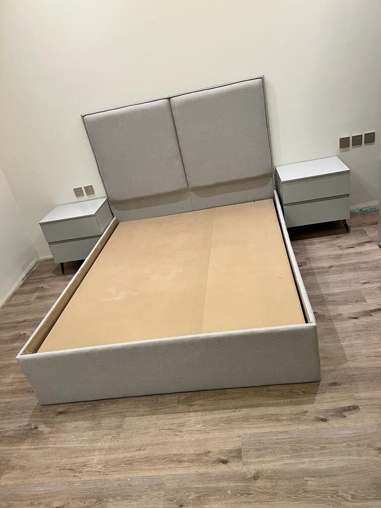 Lit double avec tables de chevet modernes