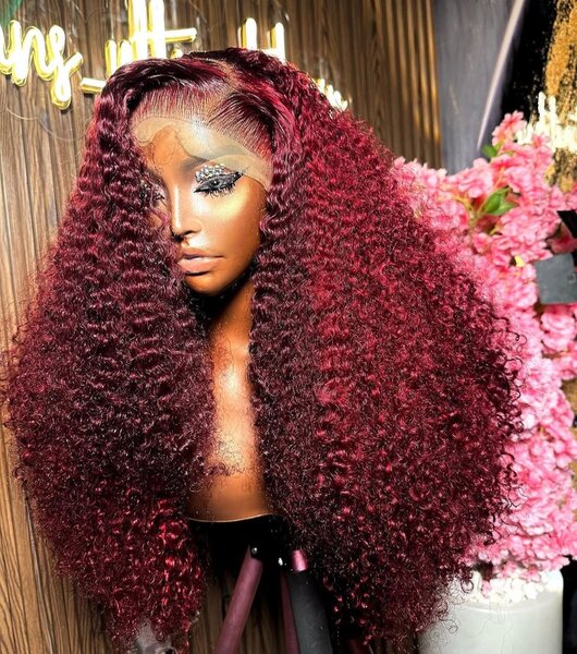 Perruque longue bouclée bordeaux