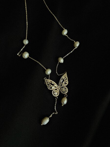 Золотой кулон с бабочкой