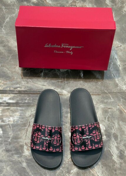 Claquettes de marque tendance