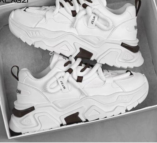 Chaussures de sport blanches épaisses