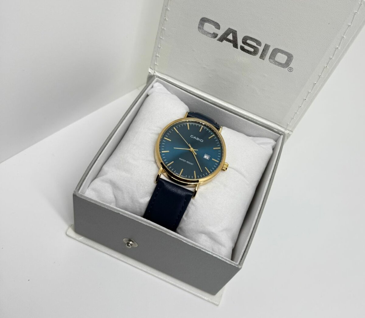 Montre CASIO en cuir noir