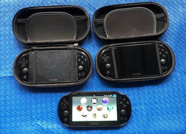 Ps vita slim + 20 jeux + le chargeur et la pochette