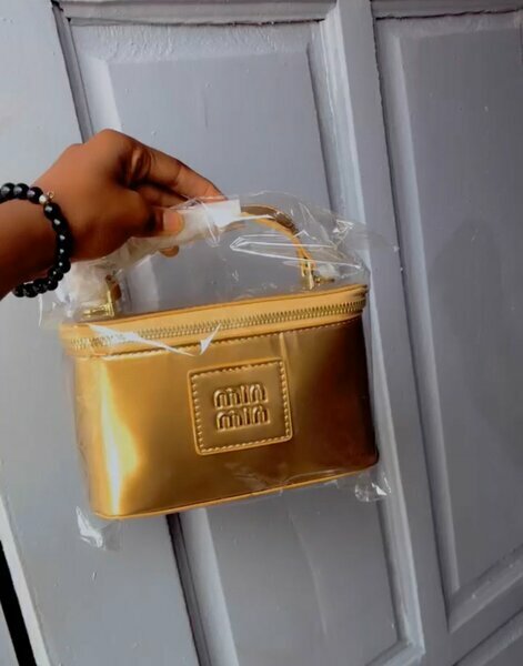 Sac à main doré compact