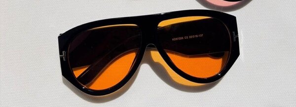 Lunettes de soleil rouges tendance