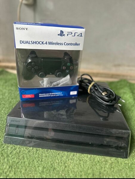 Ps4 pro non craqué+ 1 manette