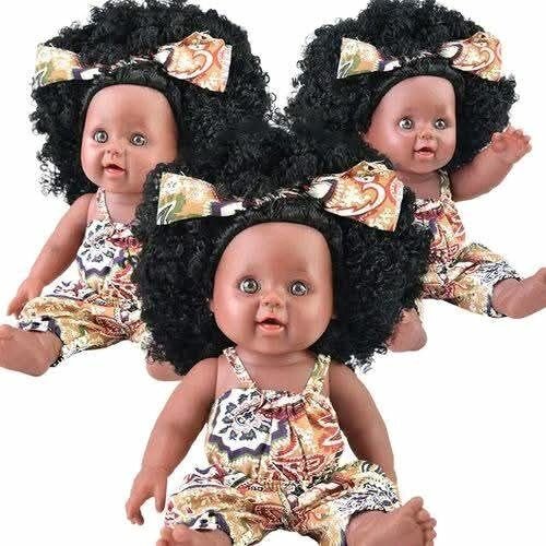 Moyenne poupée africaine