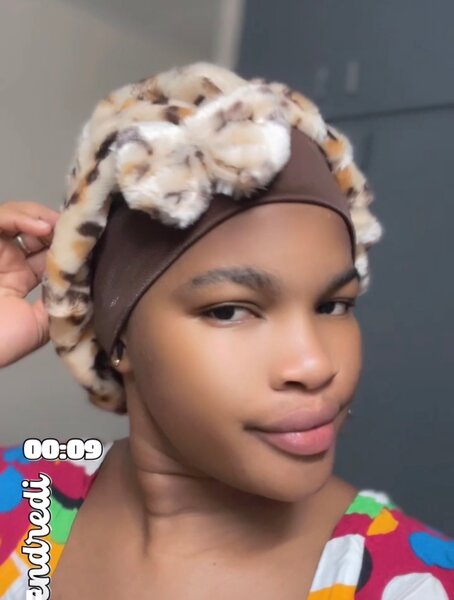 Bonnets en satin avec fourrure