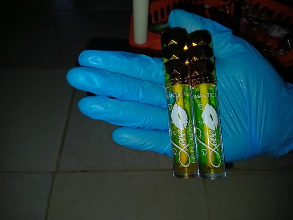 Pique légèrement (gloss a levr